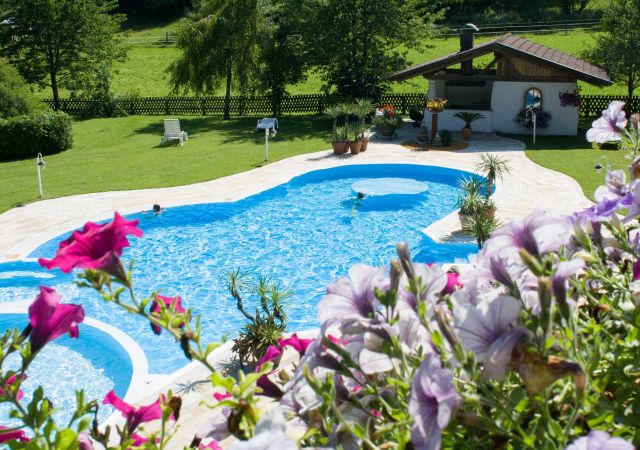 Hotelschwimmbad von oben