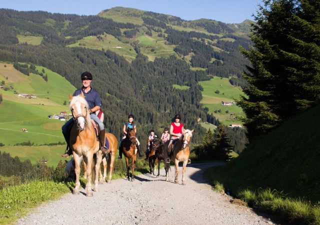 Group photo of horse riders