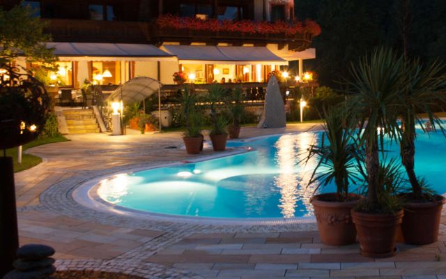 Nachtaufnahme des Hotel-Schwimmbades