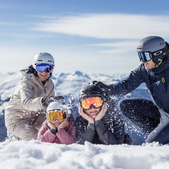 Familie liegt lachend im Schnee im Ski Juwel Alpbachtal Wildschönau