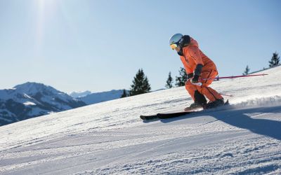 Carven auf der sonnigen Piste am Markbachjoch in Niederau