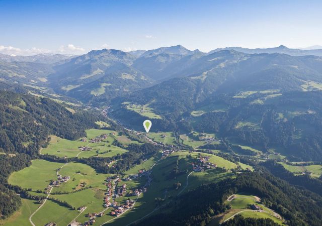 Luftaufnahme der Wildschönau mit Standort-Markierung