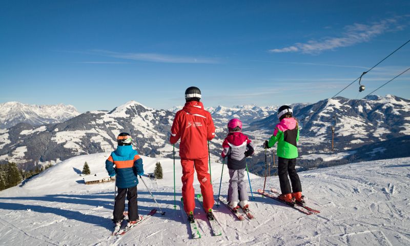 Ski instructor with a group of children on the slope in the Wildschönau