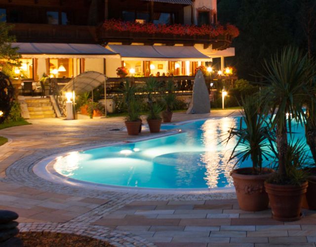 Nachtaufnahme des Hotel-Schwimmbades