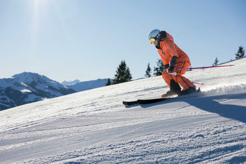 Carving on a sunny slope at the Markbachjoch in Niederau